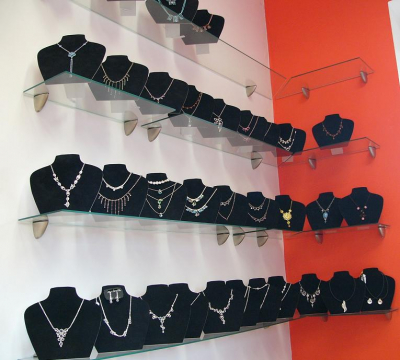 Stojan na bižuterii semišový černý 20x20cm